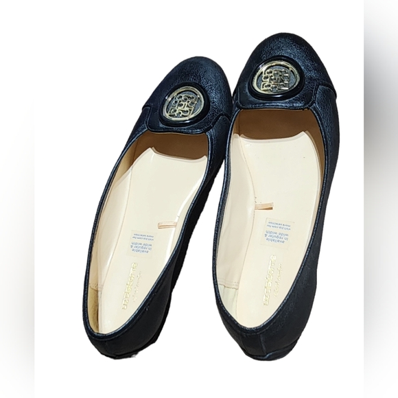 ๐ Liz Claiborne Black Faux Leather Flats with Gold Tone Metal Logo Medallion 8 - Picture 3 of 6